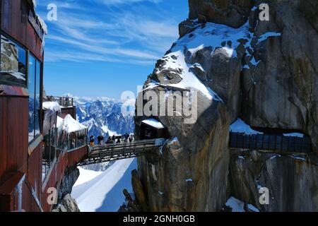 Vue du matin sur le pont de l'aiguille du midi (3,842 m), attraction touristique du monde dans le massif du Mont blanc, Chamonix, région haute-Savoie, France Banque D'Images