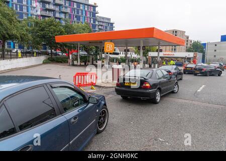 Londres, Grande-Bretagne. 25 septembre 2021. Les véhicules sont passés devant une station-service fermée à Londres, en Grande-Bretagne, le 25 septembre 2021. Selon la BBC, un programme de visa temporaire pour faciliter le travail des chauffeurs de camions étrangers au Royaume-Uni doit se terminer pendant trois mois, la veille de Noël. Une pénurie de conducteurs a perturbé les livraisons de carburant, avec la fermeture de certaines stations-service et la formation de files d'attente. Credit: Ray Tang/Xinhua/Alay Live News Banque D'Images