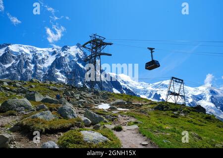 Chamonix, France - 10 juillet 2021. Téléphérique allant à l'aiguille du midi 3842 m de montagne dans le massif du Mont blanc, Chamonix, Alpes françaises Banque D'Images