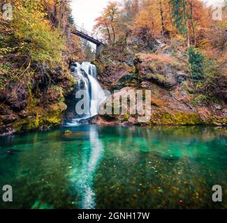 Vue incroyable sur l'immense cascade de Vintgar gorge Canyon. Belle scène d'automne du Parc National Triglav, Alpes juliennes, Slovénie, Europe. Beauté de la nature co Banque D'Images