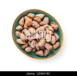 Viande de moule cuite congelée sur une plaque ovale en céramique isolée sur fond blanc. Moules ou coquillages pelés comme ingrédient de recettes savoureuses de fruits de mer. Banque D'Images
