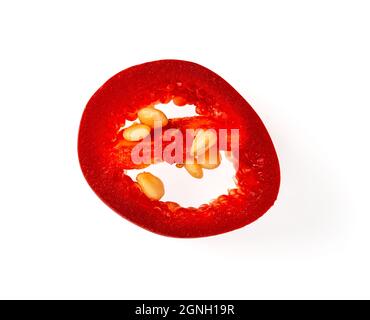Tranche fraîche de piment rouge chaud cru isolée sur fond blanc. Macro de haute qualité du poivron ornemental annuum de haute qualité. Banque D'Images