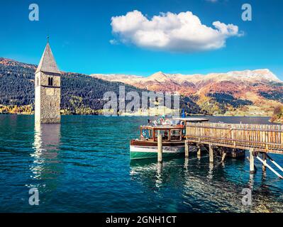 Belle vue d'automne de la Tour de l'église en contrebas dans le lac Resia. Une scène matinale spectaculaire des Alpes italiennes, du Tyrol du Sud, de l'Italie, de l'Europe. Conce de voyage Banque D'Images