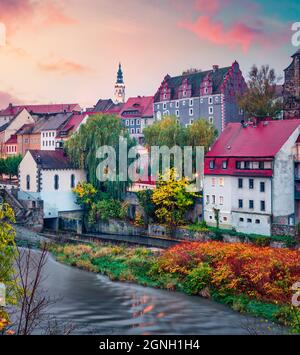 Magnifique paysage urbain d'automne de Gorlitz, Allemagne de l'est, Europe. Vue spectaculaire au lever du soleil sur l'église St Pierre et Paul, à la frontière polonaise. Déplacement Banque D'Images