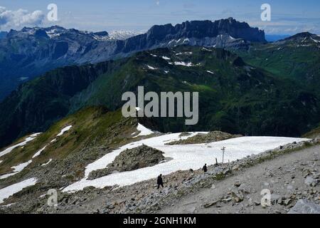 Vue imprenable sur le désert de plate et la chaîne de FIZ ou les rochers de FIZ du massif de Faucigny, les Préalpes français vus des montagnes de Brevent, Chamonix, haute Savoie Banque D'Images