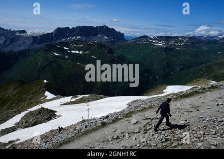 Vue imprenable sur le désert de plate et la chaîne de FIZ ou les rochers de FIZ du massif de Faucigny, les Préalpes français vus des montagnes de Brevent, Chamonix, haute Savoie Banque D'Images