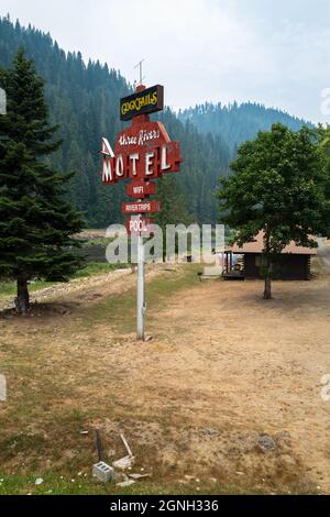 Un panneau pour le Three Rivers Motel à Lowell, Idaho, USA Banque D'Images