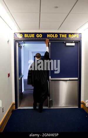 Le président Barack Obama touche le panneau au-dessus de la porte du vestiaire du stade Michigan, avant de donner l'adresse de commencement aux diplômés de l'Université du Michigan à Ann Arbor, Michigan, le 1er mai 2010. (Photo officielle de la Maison Blanche par Pete Souza) cette photo officielle de la Maison Blanche est disponible uniquement pour publication par les organismes de presse et/ou pour impression personnelle par le(s) sujet(s) de la photo. La photographie ne peut être manipulée d'aucune manière et ne peut pas être utilisée dans des documents commerciaux ou politiques, des publicités, des courriels, des produits, des promotions qui, de quelque manière que ce soit, suggèrent une approbation Banque D'Images