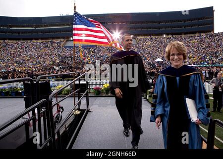 Le président Barack Obama quitte la scène avec la présidente de l'Université du Michigan Mary Sue Coleman, après avoir prononcé le discours de départ aux diplômés de l'Université du Michigan au stade du Michigan, à Ann Arbor, au Michigan, le 1er mai 2010. (Photo officielle de la Maison Blanche par Pete Souza) cette photo officielle de la Maison Blanche est disponible uniquement pour publication par les organismes de presse et/ou pour impression personnelle par le(s) sujet(s) de la photo. La photographie ne peut être manipulée d'aucune manière et ne peut pas être utilisée dans des documents commerciaux ou politiques, des publicités, des courriels, des produits, des promotions Banque D'Images