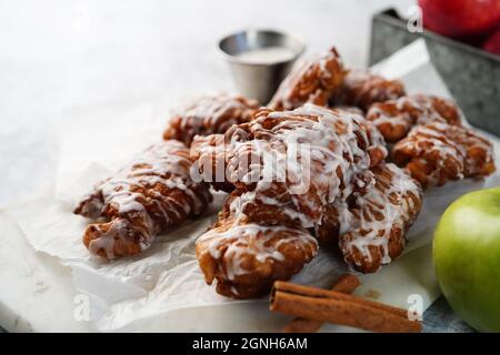 Beignets aux pommes faits maison, arroser de glaçure blanche, mise au point sélective Banque D'Images