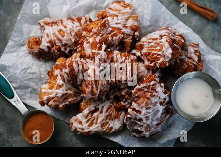 Beignets aux pommes faits maison, arroser de glaçure blanche, mise au point sélective Banque D'Images