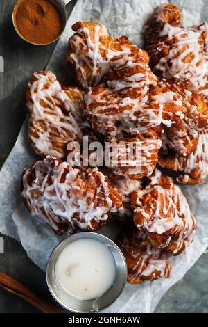 Beignets aux pommes faits maison, arroser de glaçure blanche, mise au point sélective Banque D'Images