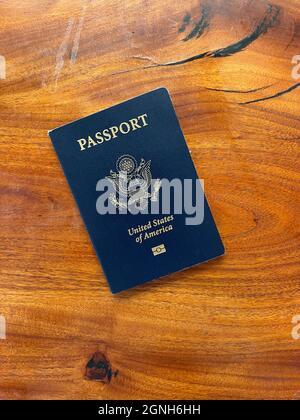 Passeport des États-Unis d'Amérique sur une surface en bois Banque D'Images
