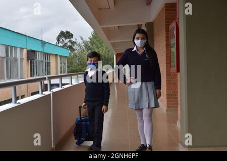 MOSQUERA, COLOMBIE - 31 août 2021 : deux jeunes étudiants avec des masques de sécurité dans le couloir du campus Banque D'Images