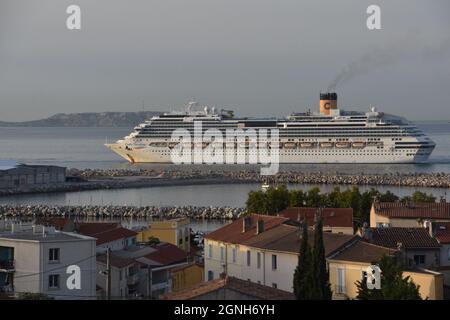 Marseille, France. 25 septembre 2021. Le navire de croisière Costa Favolosa arrive au port de Marseille-Fos. Le navire de croisière «Costa Favolosa» arrive dans le port méditerranéen français de Marseille. Crédit : SOPA Images Limited/Alamy Live News Banque D'Images