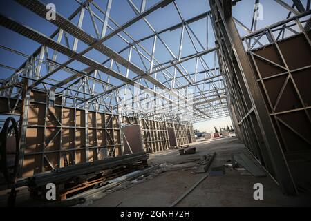 Gaza, Palestine. 25 septembre 2021. Une vue générale d'un hôpital en construction et de son affilié à l'hôpital européen de Gaza dans le sud de la bande de Gaza, crédit: SOPA Images Limited/Alay Live News Banque D'Images