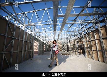 Gaza, Palestine. 25 septembre 2021. Un constructeur palestinien travaille à l'intérieur d'un hôpital supplémentaire en construction et est affilié à l'hôpital européen de Gaza dans le sud de la bande de Gaza, crédit: SOPA Images Limited/Alay Live News Banque D'Images