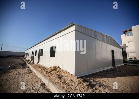 Gaza, Palestine. 25 septembre 2021. Un constructeur palestinien travaille à l'intérieur d'un hôpital supplémentaire en construction et est affilié à l'hôpital européen de Gaza dans le sud de la bande de Gaza, crédit: SOPA Images Limited/Alay Live News Banque D'Images