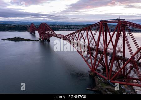 South Queensferry, Eaglesham, Écosse, Royaume-Uni. 25 septembre 2021. PHOTO : Forth Rail Bridge, monument national en son propre chef vu portant sa célèbre peinture au plomb rouge qui est nécessaire pour protéger la structure contre la rouille des éléments. Le pont est peint par une équipe de peintres, et lorsqu'ils terminent, ils recommence à nouveau. Le pont transporte les trains ScotRail de la voie ferrée de la côte est jusqu'au principal centre d'Edimbourg de la gare de Waverley. Crédit : Colin Fisher/Alay Live News Banque D'Images