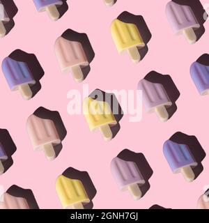 Vue de dessus mise en page créative faite de glaces et de coeurs colorés sur fond rose pastel tendance. Nourriture jouet pour enfants. Concept d'été minimal. Banque D'Images