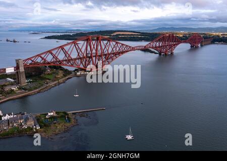 South Queensferry, Eaglesham, Écosse, Royaume-Uni. 25 septembre 2021. PHOTO : Forth Rail Bridge, monument national en son propre chef vu portant sa célèbre peinture au plomb rouge qui est nécessaire pour protéger la structure contre la rouille des éléments. Le pont est peint par une équipe de peintres, et lorsqu'ils terminent, ils recommence à nouveau. Le pont transporte les trains ScotRail de la voie ferrée de la côte est jusqu'au principal centre d'Edimbourg de la gare de Waverley. Crédit : Colin Fisher/Alay Live News Banque D'Images