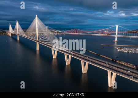 South Queensferry, Eaglesham, Écosse, Royaume-Uni. 25 septembre 2021. PHOTO : vue aérienne de drone sur les ponts de forth. Couvrant trois siècles de conception de pont et reliant deux des comtés écossais de Fife et Lothian, le plus récent pont de Queensferry Crossing, conçu pour ressembler à des voiles sur un navire, relie le North Queensferry au South Queensferry, Avec Forth Road Bridge, qui présente la technologie du milieu du XXe siècle et le fond Forth Rail Bridge de la fin des années 1800 avec sa construction en porte-à-faux. Crédit : Colin Fisher/Alay Live News Banque D'Images