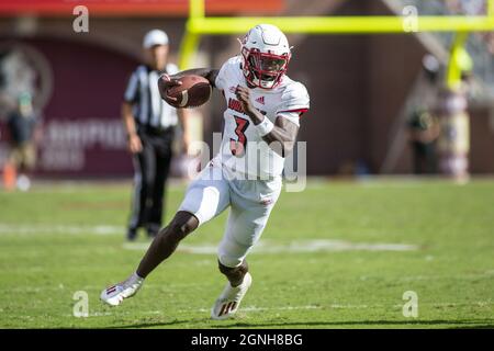 25 septembre 2021 : le quarterback des Cardinals de Louisville, Malik Cunningham (3), se lance dans la défense lors du match de football de la NCAA entre les Cardinals de Louisville et les Seminoles de l'État de Floride au stade Doak Campbell Tallahassee, FL. Jonathan Huff/CSM. Banque D'Images