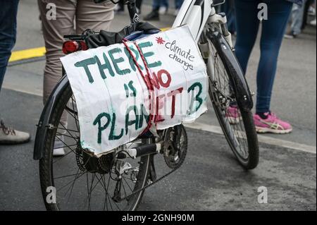 Lubeck, Allemagne, 24 septembre 2021: Slogan il n'y a pas de planète B écrit sur un carton et attaché à une bicyclette sur les vendredis mondiaux pour le futur dem Banque D'Images