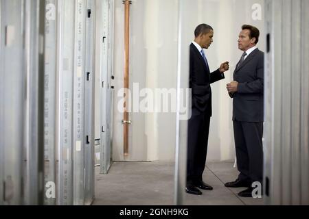 Le président Barack Obama s'entretient avec le gouvernement de Californie. Arnold Schwarzenegger lors d'une visite de Solyndra, Inc., à Fremont, en Californie, le 26 mai, 2010. (Photo officielle de la Maison Blanche par Pete Souza) cette photo officielle de la Maison Blanche est mise à disposition uniquement pour publication par les organismes de presse et/ou pour impression personnelle par le(s) sujet(s) de la photo. La photographie ne peut être manipulée d'aucune manière et ne peut pas être utilisée dans des documents commerciaux ou politiques, des publicités, des courriels, des produits, des promotions qui, de quelque manière que ce soit, suggèrent l'approbation ou l'approbation du Président, de la première famille ou du Banque D'Images