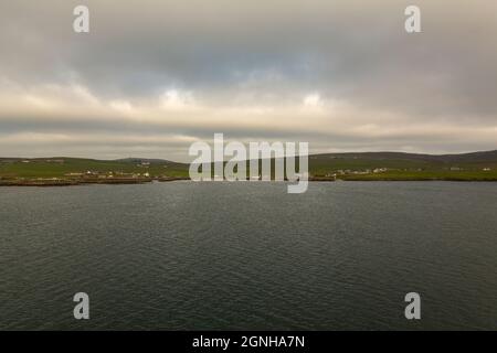 Une vue sur l'île de Bressay en traversant le détroit de Bressay depuis Lerwick, Shetland Islands, Écosse, Royaume-Uni Banque D'Images