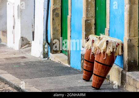 Des tambours ethniques aussi appelés atabaques dans les rues de Pelourinho, le centre historique de la ville de Salvador à Bahia Banque D'Images