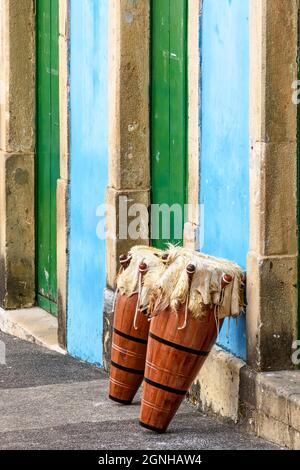 Des tambours ethniques aussi appelés atabaques dans les rues de Pelourinho, le centre historique de la ville de Salvador à Bahia Banque D'Images