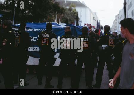 AM Vorabend vor den Bundesharswahlen in Deutschland, dem 25.09.21, wurde in München eine antifaschistische démonstration veranstaltet. Dort wurde Lautraustauk, mit über 450 Teilnehmer*innen gegen Faschismus demonstriert. In einigen Teilen kam es zu Auseinandersetzungen zwischen Polizei und Antifaschist*innen. Auf Seiten der Poilzei wurden Schlagstöcke und Pfefferspring eingesetzt, Teilnehmer*innen wurden verletzt. * le soir précédant les élections fédérales en Allemagne, en 25.09.21, une manifestation antifasciste a été organisée à Munich. La manifestation était contre le fascisme, avec environ 450 participations Banque D'Images