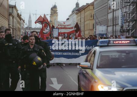 AM Vorabend vor den Bundesharswahlen in Deutschland, dem 25.09.21, wurde in München eine antifaschistische démonstration veranstaltet. Dort wurde Lautraustauk, mit über 450 Teilnehmer*innen gegen Faschismus demonstriert. In einigen Teilen kam es zu Auseinandersetzungen zwischen Polizei und Antifaschist*innen. Auf Seiten der Poilzei wurden Schlagstöcke und Pfefferspring eingesetzt, Teilnehmer*innen wurden verletzt. * le soir précédant les élections fédérales en Allemagne, en 25.09.21, une manifestation antifasciste a été organisée à Munich. La manifestation était contre le fascisme, avec environ 450 participations Banque D'Images