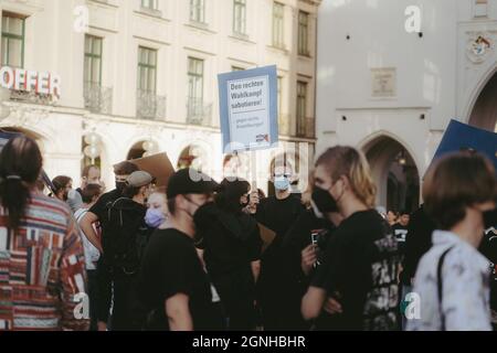 AM Vorabend vor den Bundesharswahlen in Deutschland, dem 25.09.21, wurde in München eine antifaschistische démonstration veranstaltet. Dort wurde Lautraustauk, mit über 450 Teilnehmer*innen gegen Faschismus demonstriert. In einigen Teilen kam es zu Auseinandersetzungen zwischen Polizei und Antifaschist*innen. Auf Seiten der Poilzei wurden Schlagstöcke und Pfefferspring eingesetzt, Teilnehmer*innen wurden verletzt. * le soir précédant les élections fédérales en Allemagne, en 25.09.21, une manifestation antifasciste a été organisée à Munich. La manifestation était contre le fascisme, avec environ 450 participations Banque D'Images