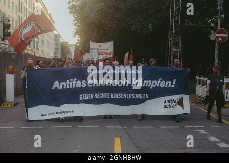 AM Vorabend vor den Bundesharswahlen in Deutschland, dem 25.09.21, wurde in München eine antifaschistische démonstration veranstaltet. Dort wurde Lautraustauk, mit über 450 Teilnehmer*innen gegen Faschismus demonstriert. In einigen Teilen kam es zu Auseinandersetzungen zwischen Polizei und Antifaschist*innen. Auf Seiten der Poilzei wurden Schlagstöcke und Pfefferspring eingesetzt, Teilnehmer*innen wurden verletzt. * le soir précédant les élections fédérales en Allemagne, en 25.09.21, une manifestation antifasciste a été organisée à Munich. La manifestation était contre le fascisme, avec environ 450 participations Banque D'Images