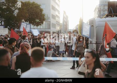 AM Vorabend vor den Bundesharswahlen in Deutschland, dem 25.09.21, wurde in München eine antifaschistische démonstration veranstaltet. Dort wurde Lautraustauk, mit über 450 Teilnehmer*innen gegen Faschismus demonstriert. In einigen Teilen kam es zu Auseinandersetzungen zwischen Polizei und Antifaschist*innen. Auf Seiten der Poilzei wurden Schlagstöcke und Pfefferspring eingesetzt, Teilnehmer*innen wurden verletzt. * le soir précédant les élections fédérales en Allemagne, en 25.09.21, une manifestation antifasciste a été organisée à Munich. La manifestation était contre le fascisme, avec environ 450 participations Banque D'Images