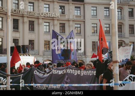 AM Vorabend vor den Bundesharswahlen in Deutschland, dem 25.09.21, wurde in München eine antifaschistische démonstration veranstaltet. Dort wurde Lautraustauk, mit über 450 Teilnehmer*innen gegen Faschismus demonstriert. In einigen Teilen kam es zu Auseinandersetzungen zwischen Polizei und Antifaschist*innen. Auf Seiten der Poilzei wurden Schlagstöcke und Pfefferspring eingesetzt, Teilnehmer*innen wurden verletzt. * le soir précédant les élections fédérales en Allemagne, en 25.09.21, une manifestation antifasciste a été organisée à Munich. La manifestation était contre le fascisme, avec environ 450 participations Banque D'Images