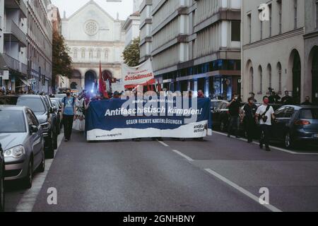 AM Vorabend vor den Bundesharswahlen in Deutschland, dem 25.09.21, wurde in München eine antifaschistische démonstration veranstaltet. Dort wurde Lautraustauk, mit über 450 Teilnehmer*innen gegen Faschismus demonstriert. In einigen Teilen kam es zu Auseinandersetzungen zwischen Polizei und Antifaschist*innen. Auf Seiten der Poilzei wurden Schlagstöcke und Pfefferspring eingesetzt, Teilnehmer*innen wurden verletzt. * le soir précédant les élections fédérales en Allemagne, en 25.09.21, une manifestation antifasciste a été organisée à Munich. La manifestation était contre le fascisme, avec environ 450 participations Banque D'Images