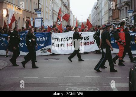 AM Vorabend vor den Bundesharswahlen in Deutschland, dem 25.09.21, wurde in München eine antifaschistische démonstration veranstaltet. Dort wurde Lautraustauk, mit über 450 Teilnehmer*innen gegen Faschismus demonstriert. In einigen Teilen kam es zu Auseinandersetzungen zwischen Polizei und Antifaschist*innen. Auf Seiten der Poilzei wurden Schlagstöcke und Pfefferspring eingesetzt, Teilnehmer*innen wurden verletzt. * le soir précédant les élections fédérales en Allemagne, en 25.09.21, une manifestation antifasciste a été organisée à Munich. La manifestation était contre le fascisme, avec environ 450 participations Banque D'Images