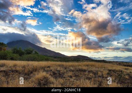 Lever de soleil sur les montagnes de maui à l'ouest avec un ciel spectaculaire. Banque D'Images