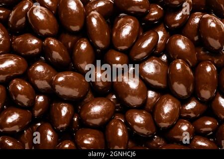 Amandes enrobées de chocolat noir, isolées. Banque D'Images