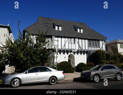 West Hollywood, Californie, États-Unis 7 mars 2020 Une vue générale de l'atmosphère de l'ancienne Maison/Apt de l'actrice Rebecca Schaeffer où elle a vécu et a été assassinée (18 juillet 1989) au 120 N. Sweetzer Avenue montré ici le 21 septembre 2021 à West Hollywood, Californie, États-Unis. Photo par Barry King/Alay stock photo Banque D'Images