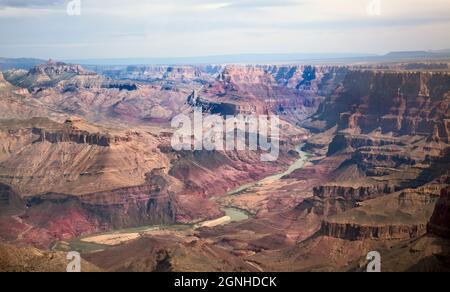 Immense Grand Canyon, avec ses bandes de roches rouges superposées révélant des millions d'années d'histoire géologique. Banque D'Images