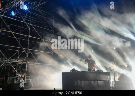 Le musicien DJ Timmy Trumpet se produit devant un public en direct, sur la plage de Mindil à Darwin, dans le territoire du Nord, en Australie, le 2021.08.29. Banque D'Images