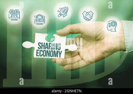 Affiche Sharing Economy. Concept d'affaires modèle économique basé sur la fourniture de l'accès aux marchandises main tenant Jigsaw Puzzle pièce déverrouillage Nouveau Banque D'Images