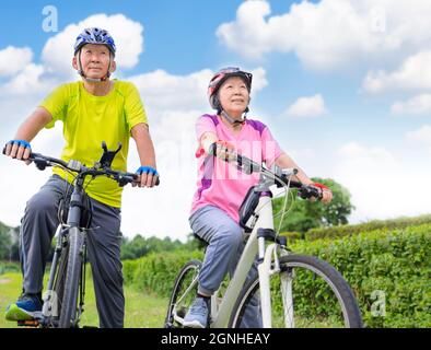 Joyeux couple senior s'entraînant avec des vélos Banque D'Images