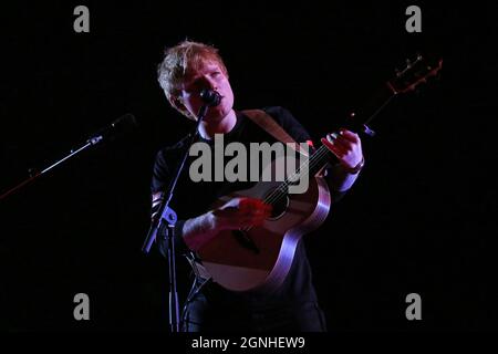 Paris, France. 25 septembre 2021. Ed Sheeran se produit lors du concert Global Citizen Live à Paris le samedi 25 septembre 2021. Le concert, tenu au pied de la Tour Eiffel, est l'un des nombreux concerts qui se déroulent dans des villes du monde entier, notamment New York, Los Angeles, Londres, Sydney, Lagos, Rio, Mumbai et Séoul. L'événement vise à sensibiliser les gens aux questions liées au climat et à la lutte contre la pauvreté. Photo de David Silpa/UPI crédit: UPI/Alay Live News Banque D'Images