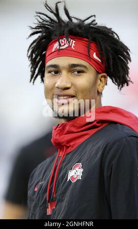 Columbus, États-Unis. 25 septembre 2021. Ohio State Buckeyes Quarterback C.J. Stroud regarde le terrain pendant les échauffements avant le match des Buckees contre les fermetures éclair d'Akron à Columbus, Ohio, le samedi 25 septembre 2021. Photo par Aaron Josefczyk/UPI crédit: UPI/Alay Live News Banque D'Images