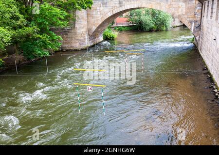 Ville de Bamberg Canoe slalom est un sport de compétition avec le but de naviguer un canoë ou un kayak à travers un cours de pendaison en aval ou en amont Banque D'Images